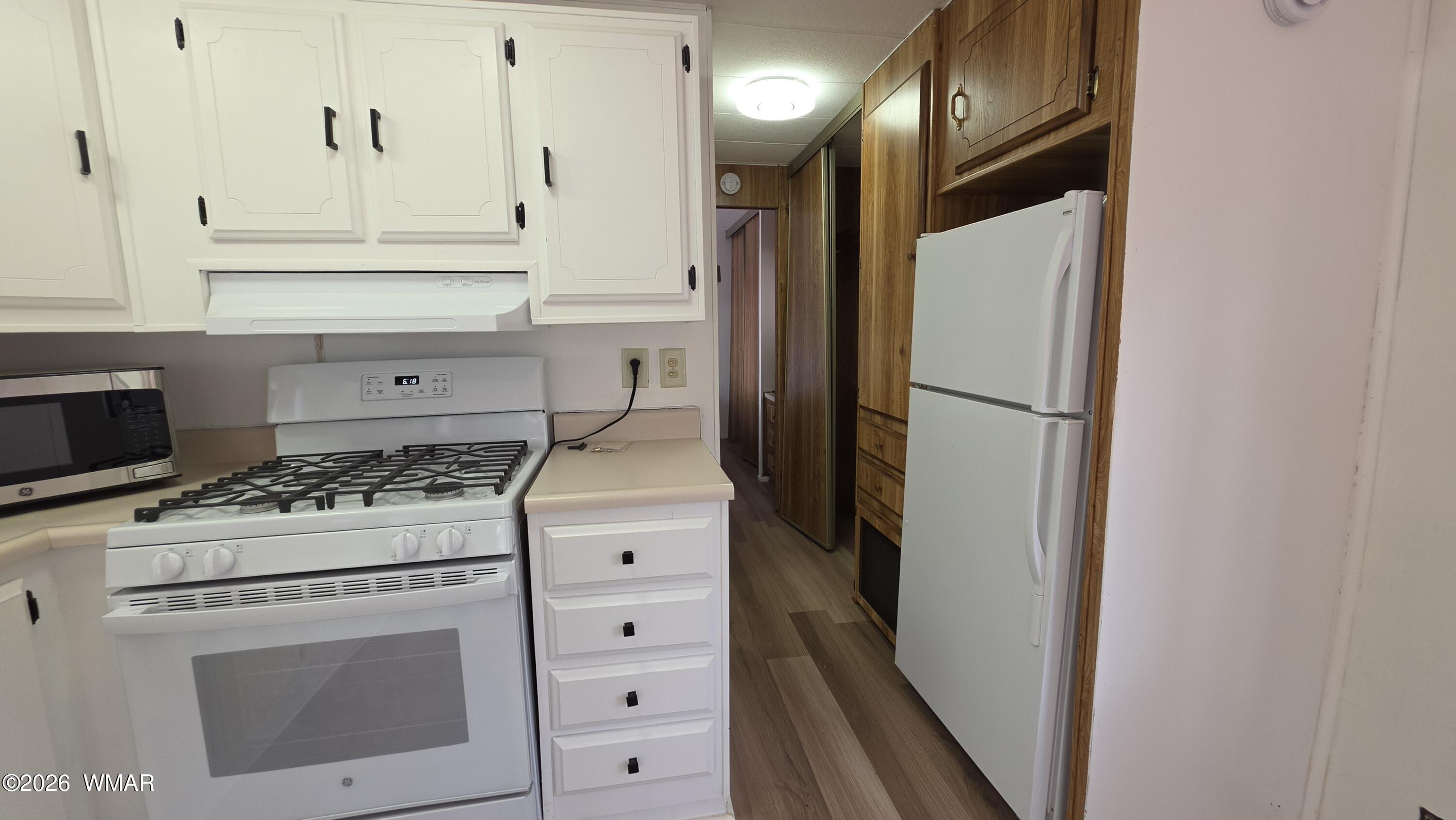 2468 Running Bear Road, Unit 44 Lakeside, AZ 85929 - Photo 8 of 11 a kitchen with cabinets and white stove