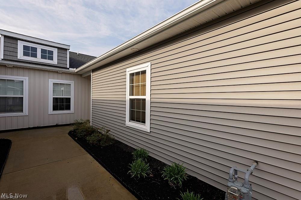 202 Silver Spring Circle Elyria, OH 44035 - Photo 2 of 31