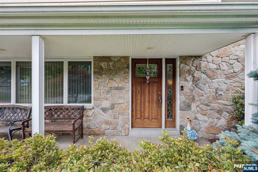 123 Midwood Road Paramus, NJ 07652 - Photo 4 of 46