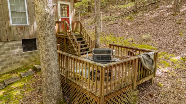 a view of a backyard