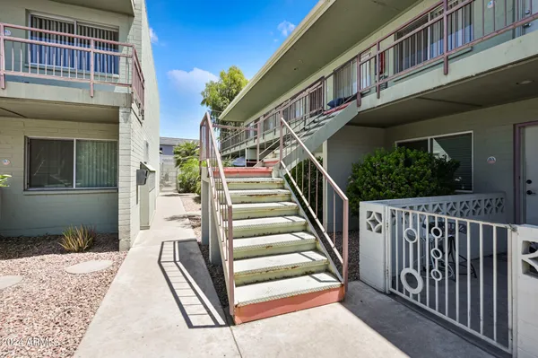 $2,000 | 1702 West Tuckey Lane, Unit 230, Phoenix, AZ 85015
