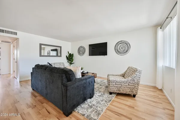 $2,000 | 1702 West Tuckey Lane, Unit 230, Phoenix, AZ 85015