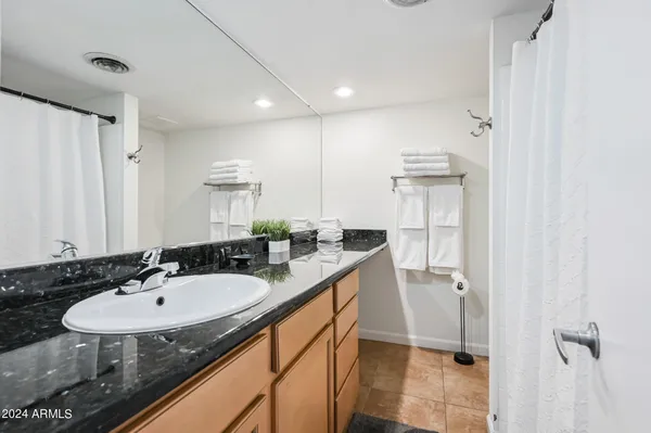 $2,000 | 1702 West Tuckey Lane, Unit 230, Phoenix, AZ 85015