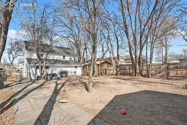 a view of a yard with a house