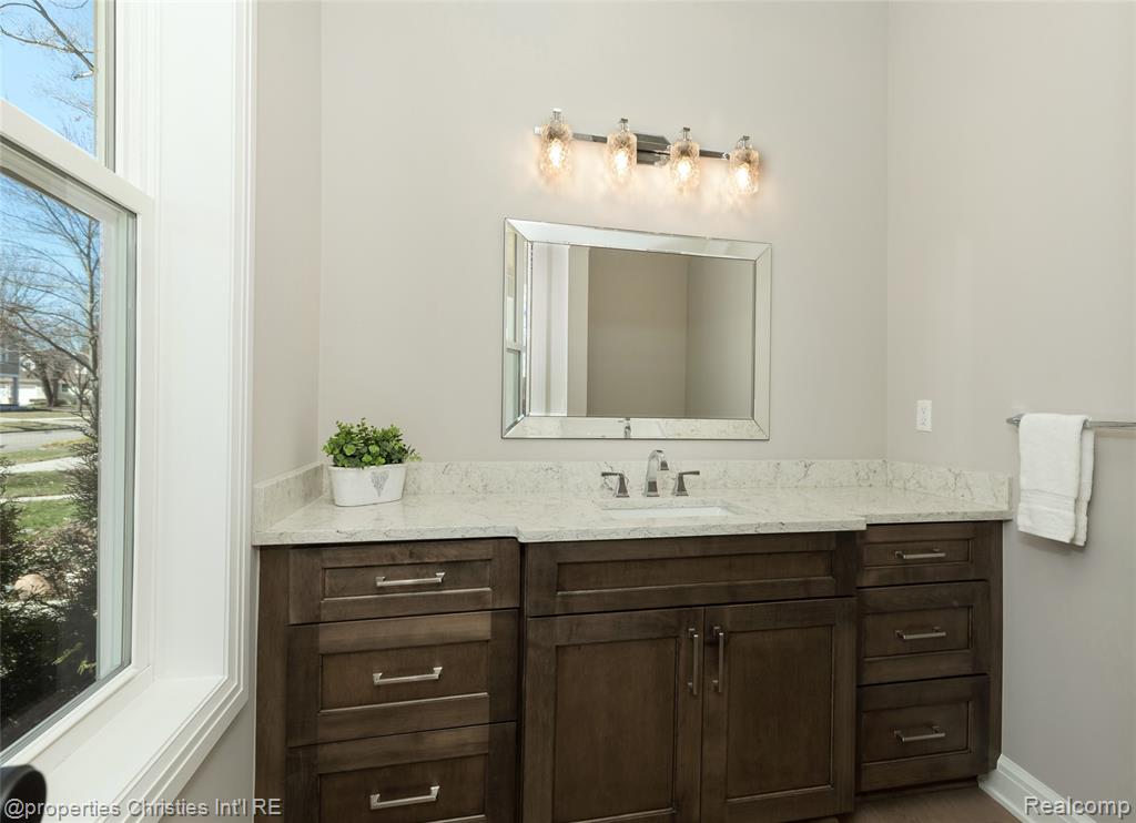 2093 Pembroke Road Birmingham, MI 48009 - Photo 20 of 57