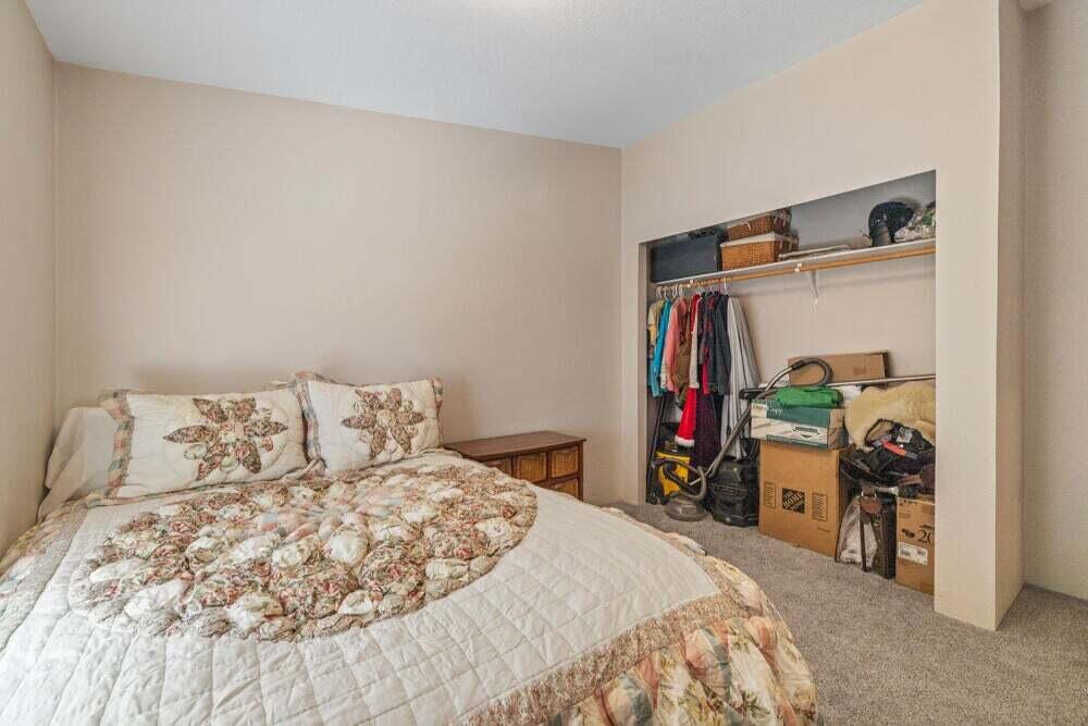 17550 South Poe Valley Road Klamath Falls, OR 97603 - Photo 33 of 59 a bed room with a bed and a mirror