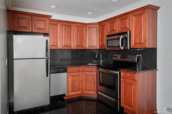 $2,365 | 64 South Clinton Avenue, Unit 2B, Bay Shore, NY 11706