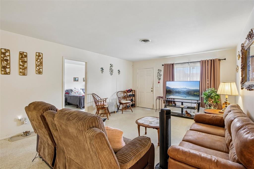 2210 Gentian Road Venice, FL 34293 - Photo 8 of 29 Gallery Image 8