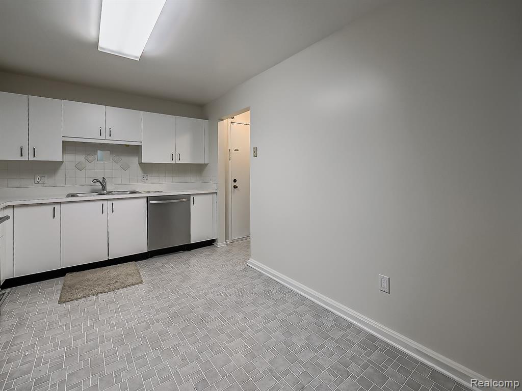 30414 Orchard Lake Road, Unit 12 Farmington, MI 48334 - Photo 4 of 33