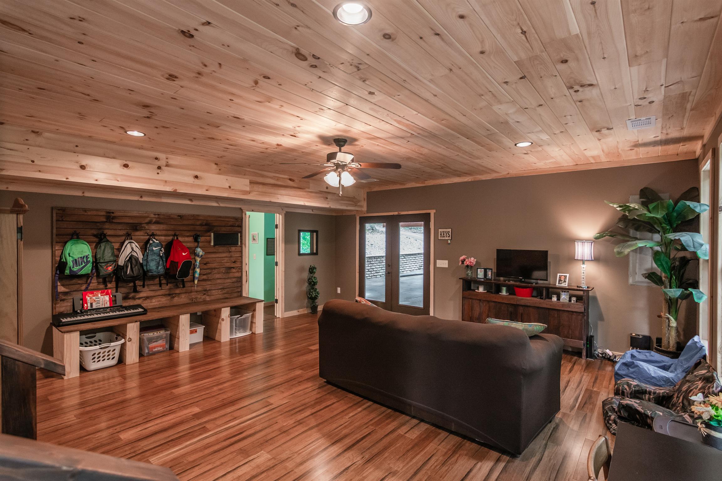 1279 Rogues Fork Road Bethpage, TN 37022 - Photo 25 of 30 a living room with furniture and a flat screen tv