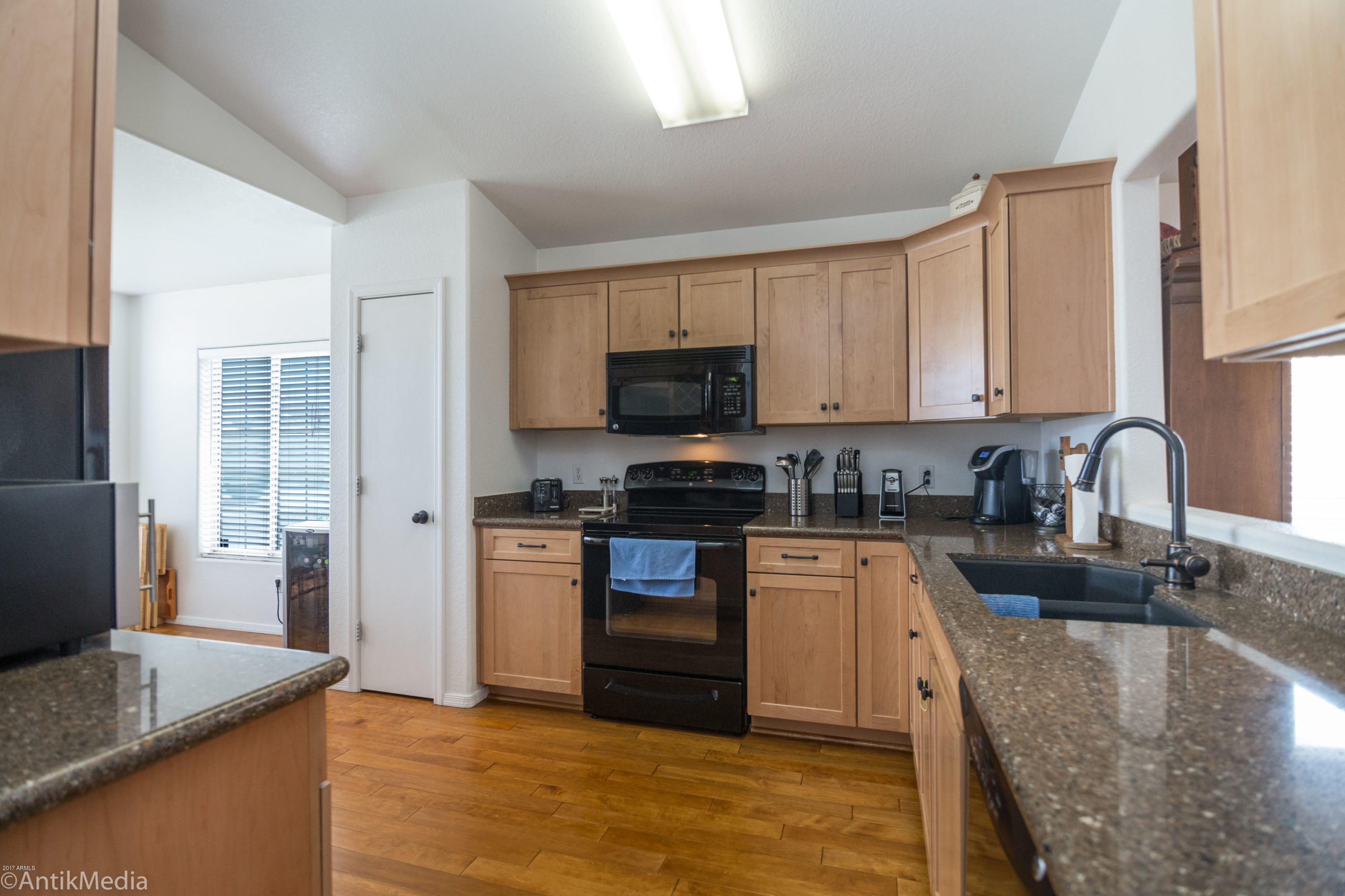 509 West St John Road Phoenix, AZ 85023 - Photo 4 of 30 Kitchen