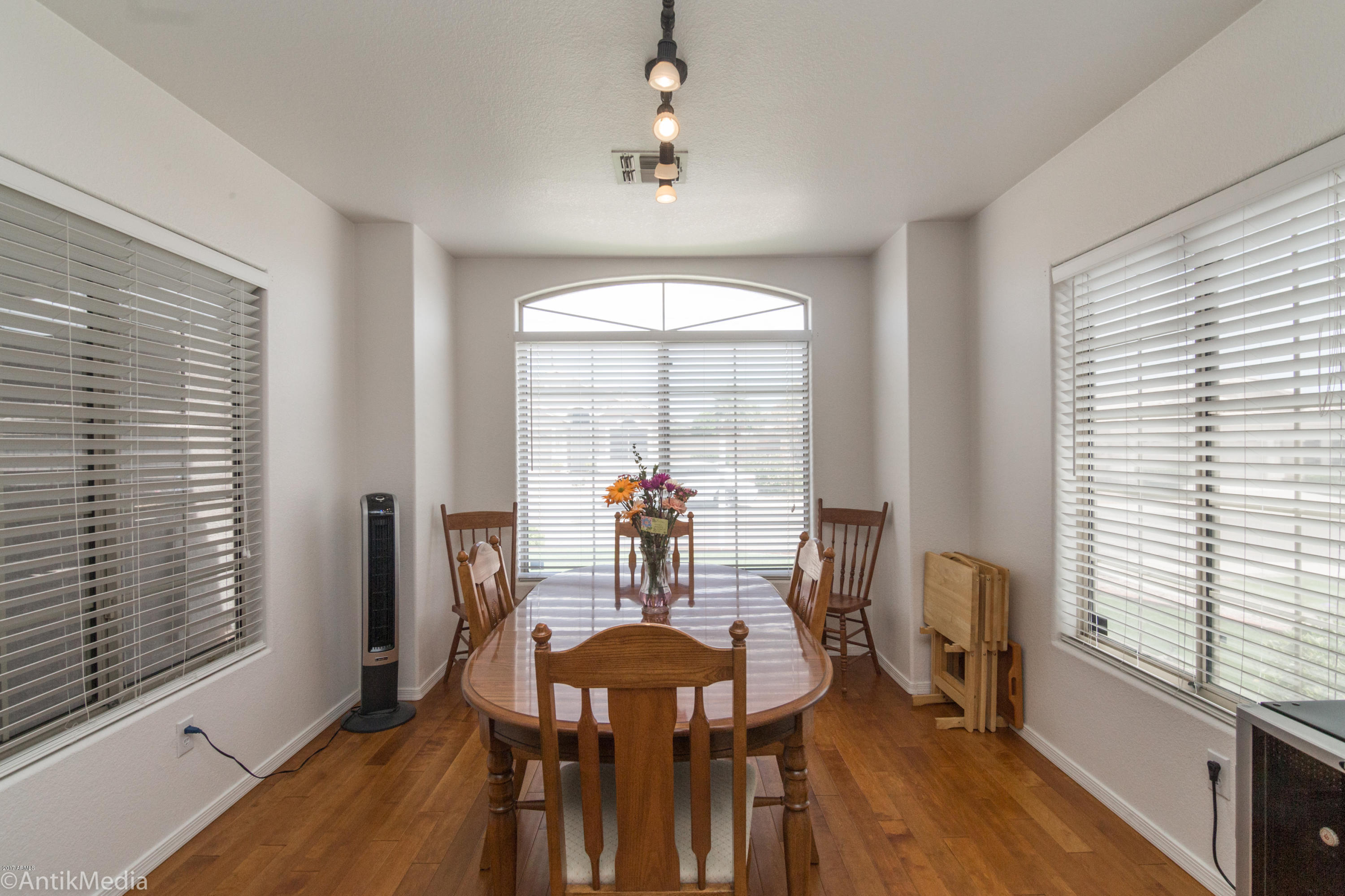 509 West St John Road Phoenix, AZ 85023 - Photo 6 of 30 Eat- In Kitchen