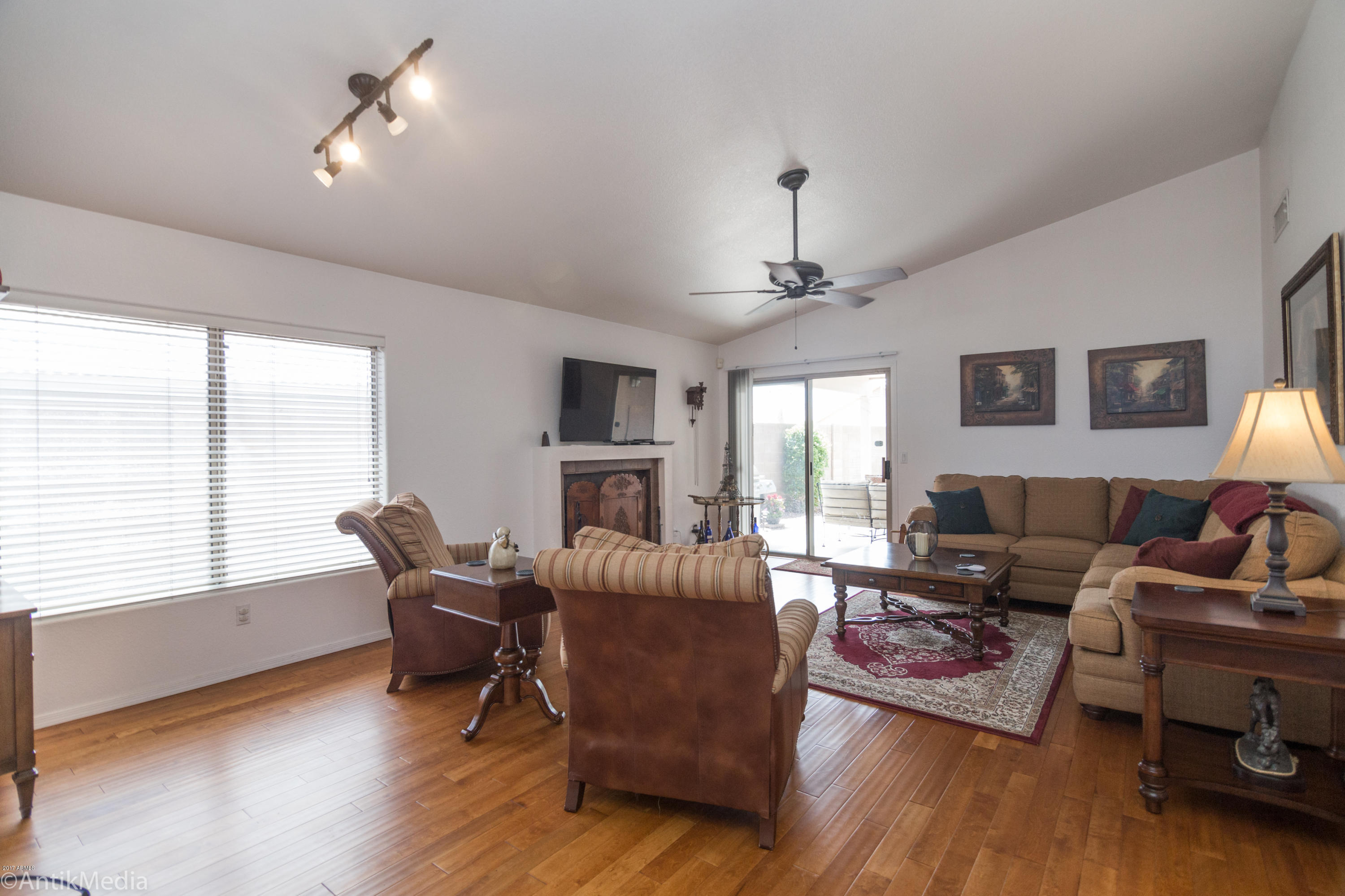 509 West St John Road Phoenix, AZ 85023 - Photo 8 of 30 Living Room