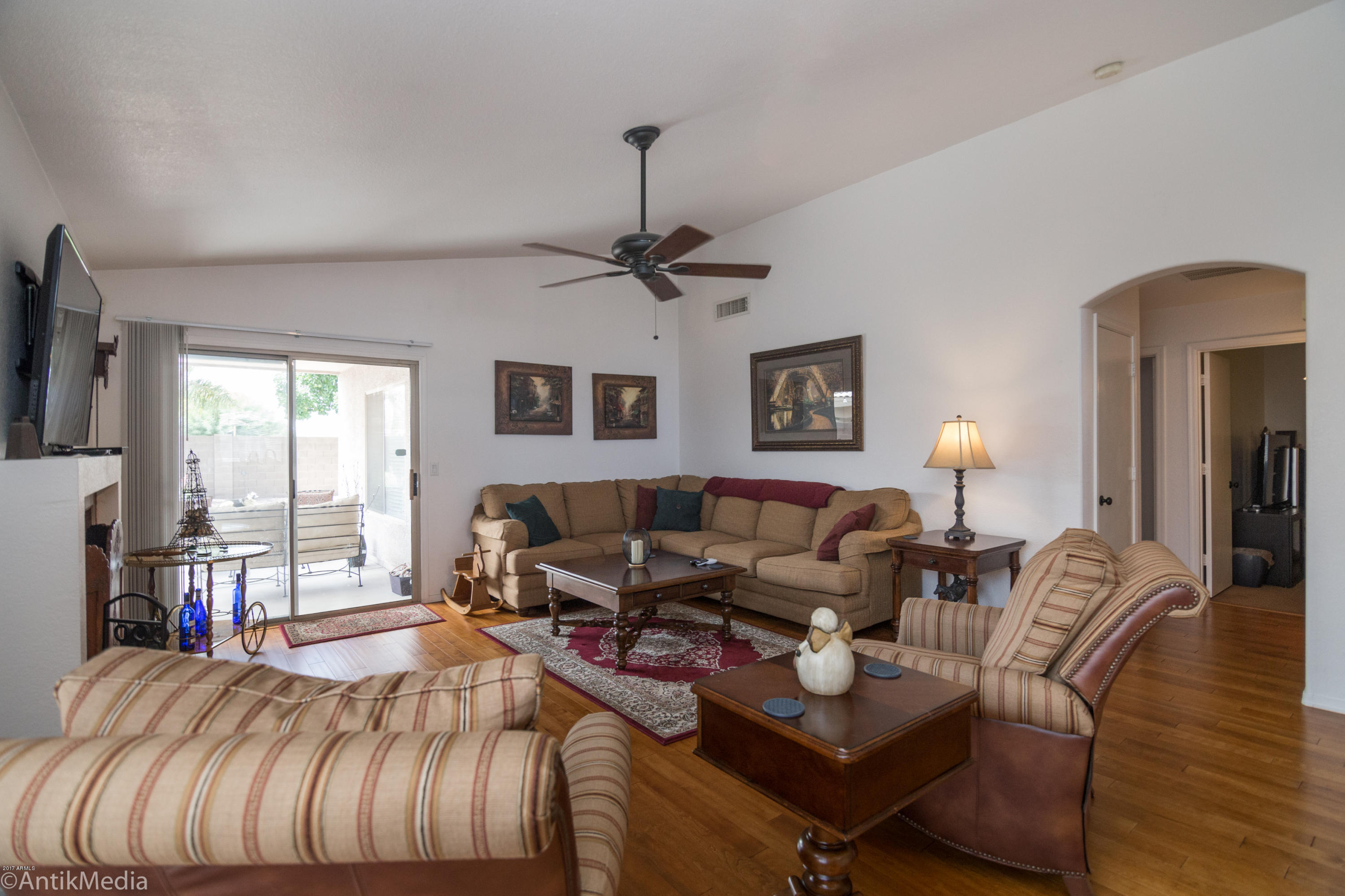509 West St John Road Phoenix, AZ 85023 - Photo 9 of 30 Living Room
