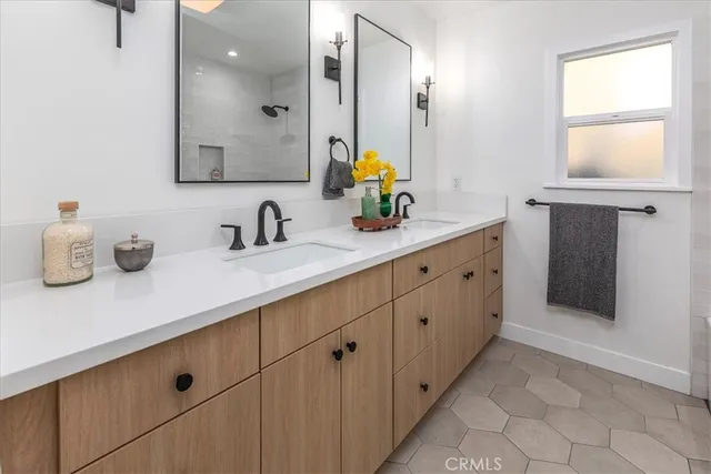 $1,389,000 | 3825 Edgehill Drive, Los Angeles, CA 90008