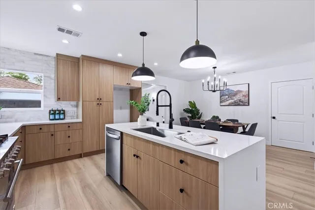 $1,389,000 | 3825 Edgehill Drive, Los Angeles, CA 90008