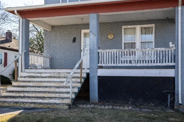 a view of entryway with a front door