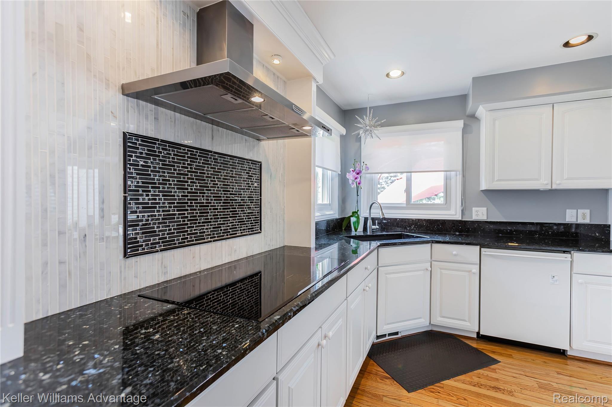 48436 Gladstone Road Canton, MI 48188 - Photo 19 of 41 Kitchen w Induction Cooktop