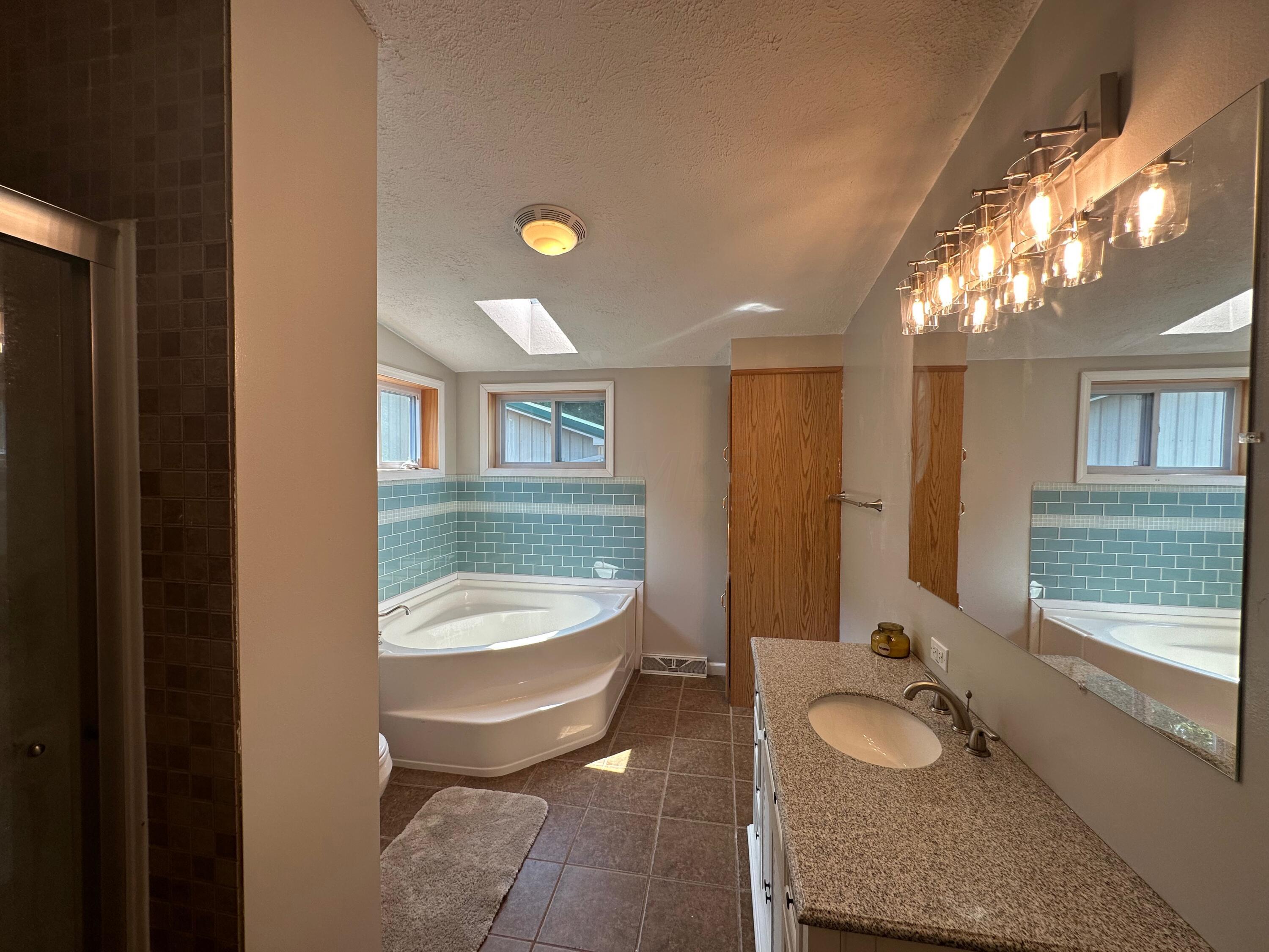 19360 Hampshire Road Utica, OH 43080 - Photo 16 of 35 Owner's Bathroom