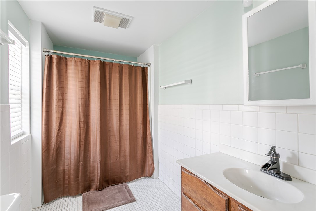497 Averill Avenue Rochester, NY 14607 - Photo 22 of 28 2nd Floor Full Bath