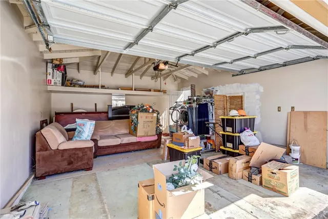 a view of a house with backyard and garden