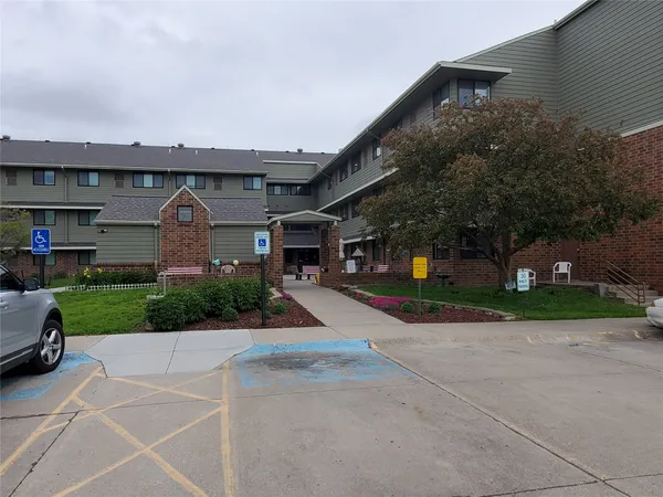 $886 | 737 North 22nd Street, Lincoln, NE 68503