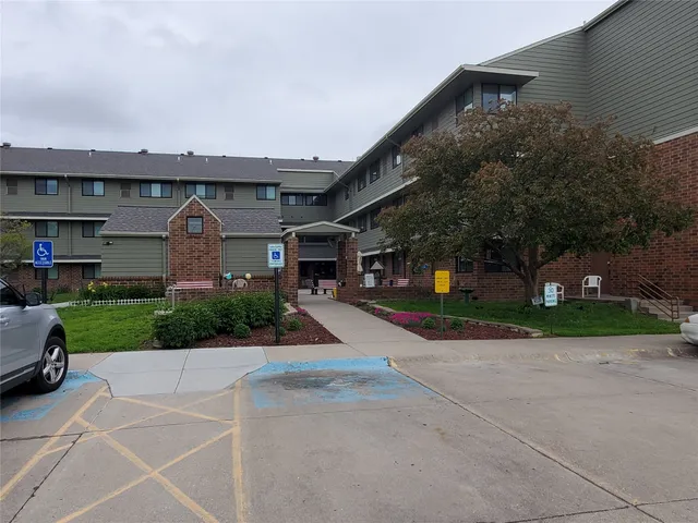 $886 | 737 North 22nd Street, Lincoln, NE 68503