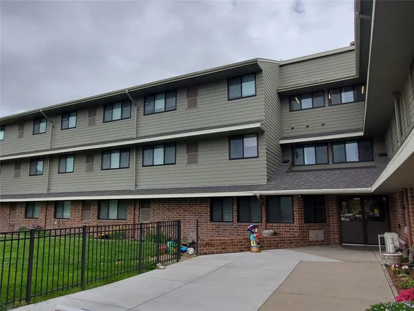 $886 | 737 North 22nd Street, Lincoln, NE 68503