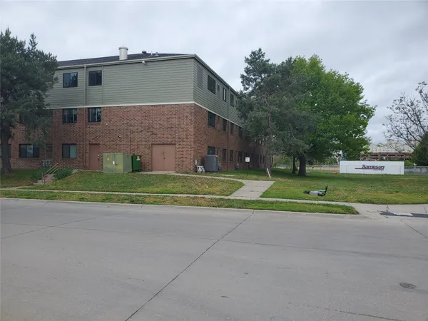 $886 | 737 North 22nd Street, Lincoln, NE 68503