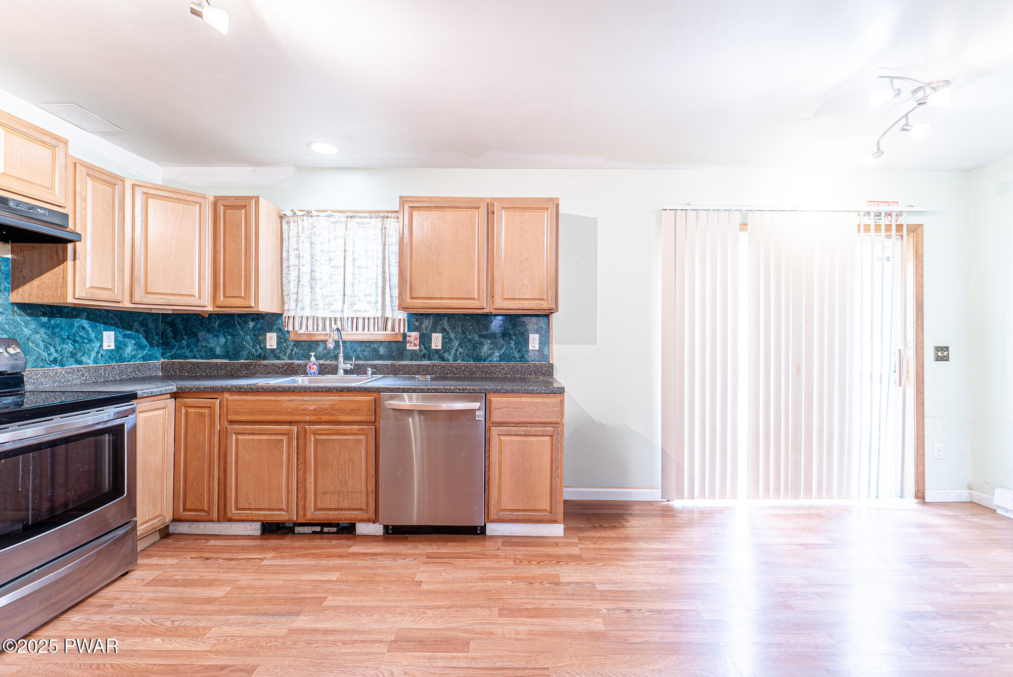 4454 Pine Ridge Drive East Bushkill, PA 18324 - Photo 16 of 33 kitchen