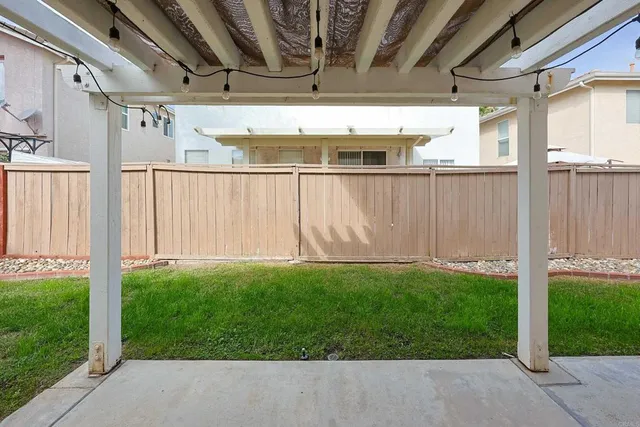 a view of a backyard