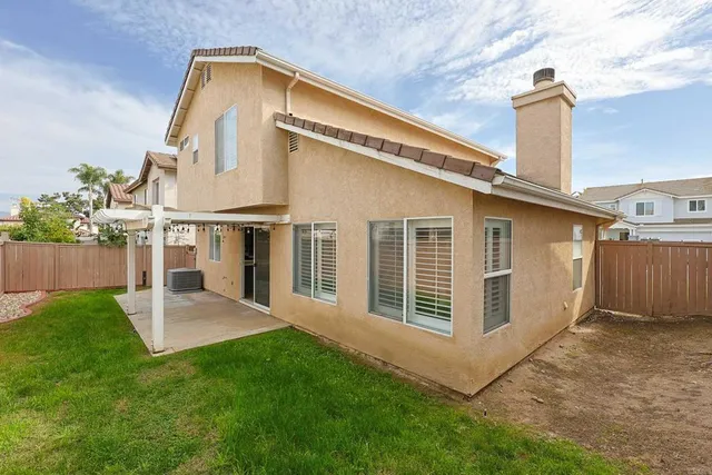 a view of a house with backyard