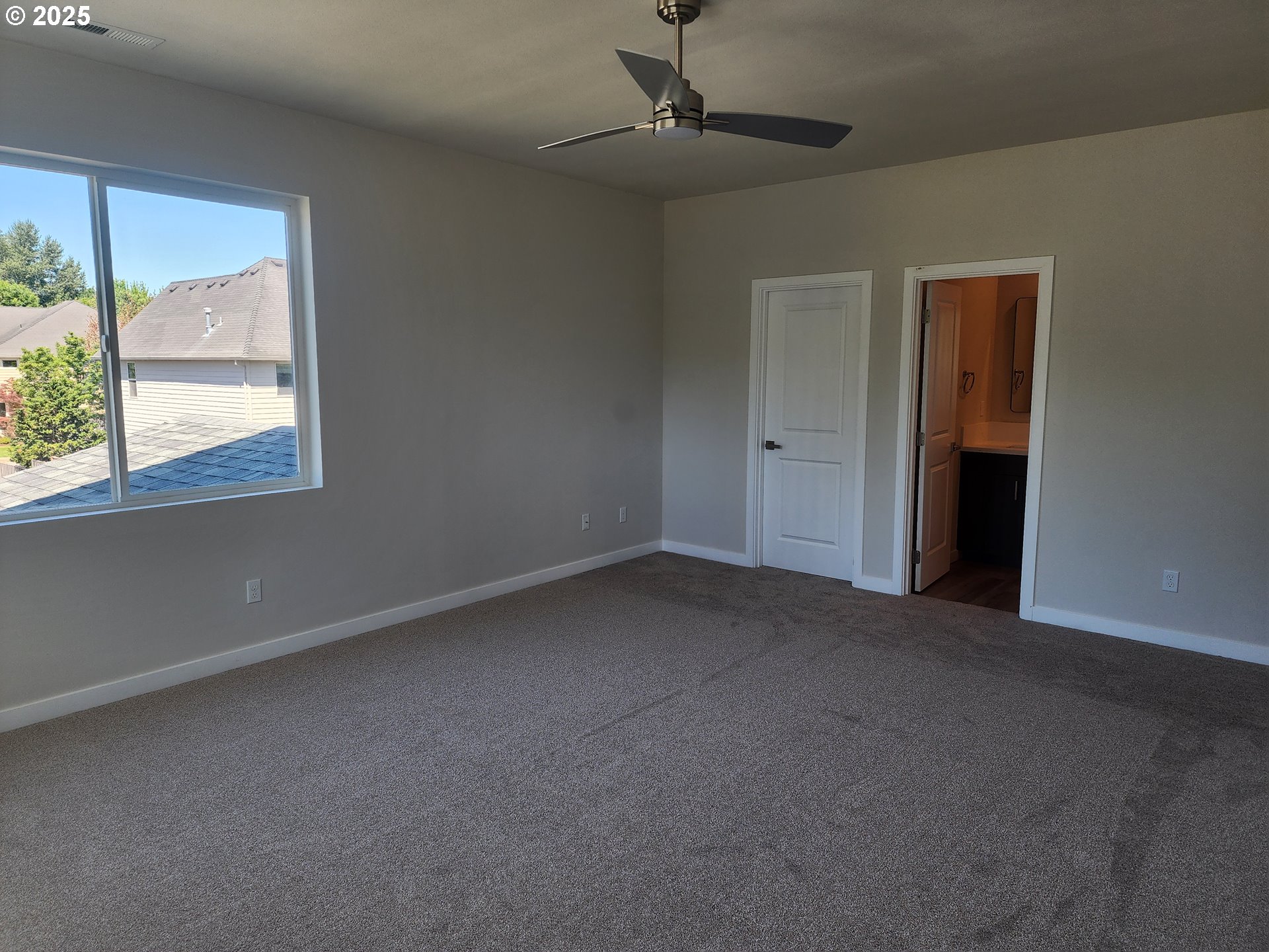 28683 Southwest Canyon Creek Road Wilsonville, OR 97070 - Photo 8 of 29 an empty room with a window