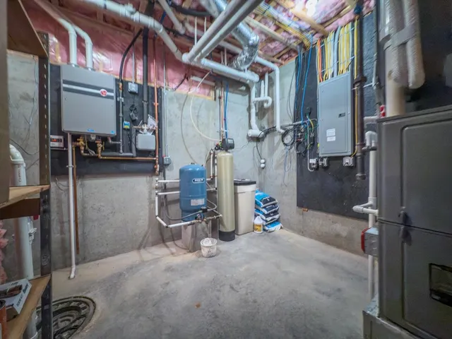 $545,000 | 255 River Road, Manchester, NH 03104