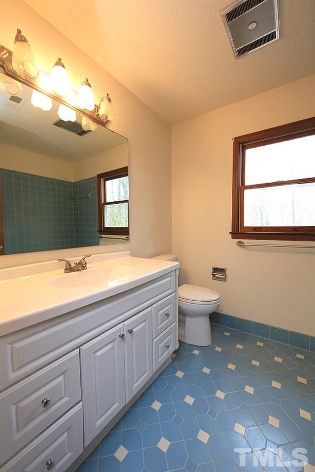 10104 East Roadstead Way Raleigh, NC 27613 - Photo 22 of 30 Upstairs hall bath