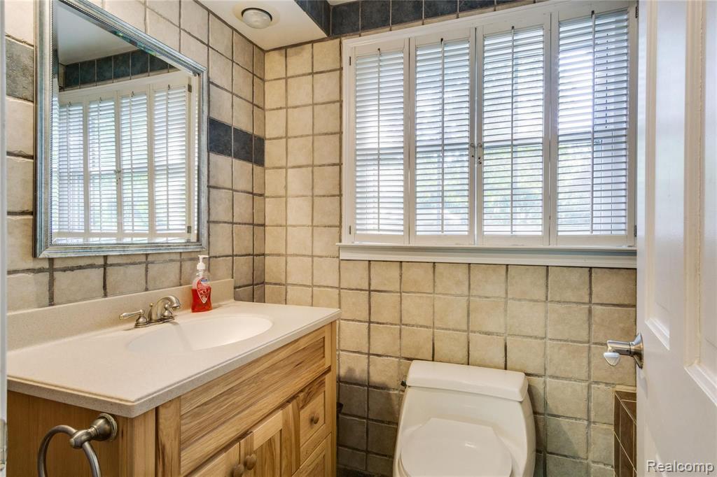 28015 Ridgebrook Road Farmington Hills, MI 48334 - Photo 13 of 35