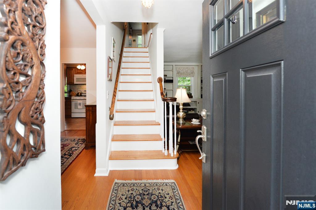 418 Burlington Road Paramus, NJ 07652 - Photo 5 of 30