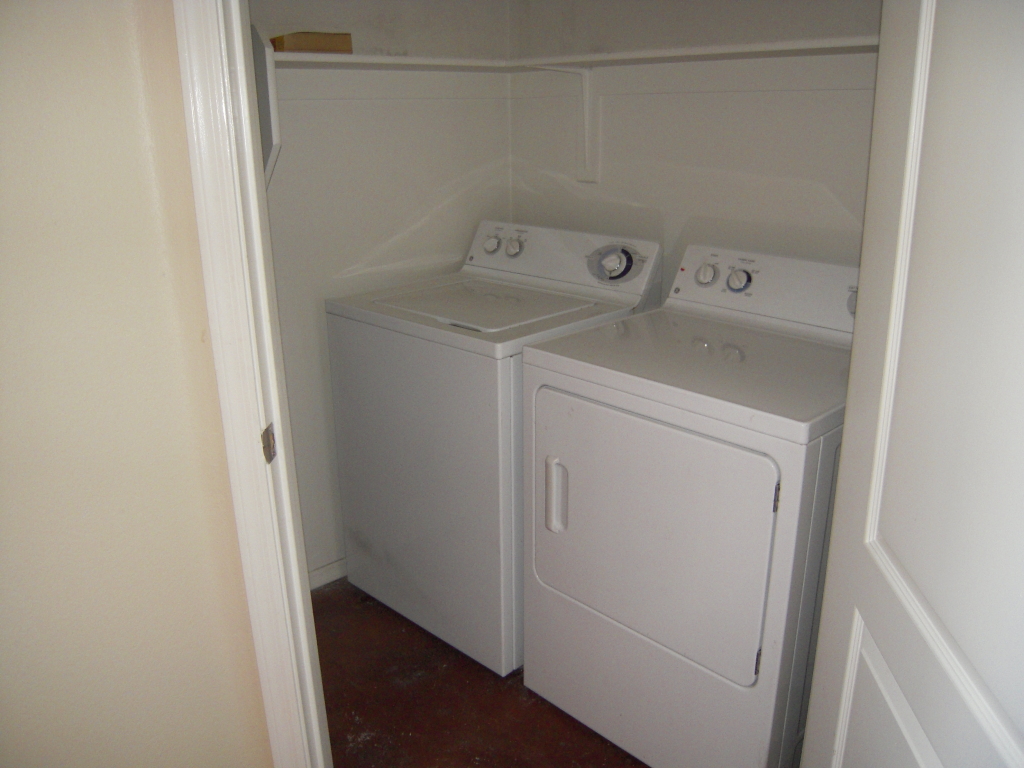 1701 East Colter Street, Unit 341 Phoenix, AZ 85016 - Photo 3 of 7 laundry room