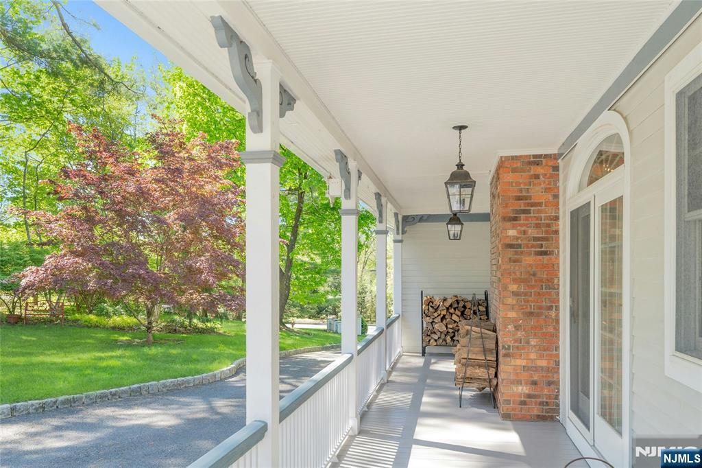 11 Lower Cross Road Saddle River, NJ 07458 - Photo 4 of 35