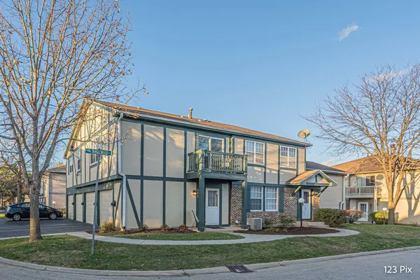 $2,000 | 111 Brookwood Court, Unit 111, Vernon Hills, IL 60061