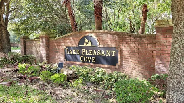 a sign that is sitting in front of a building