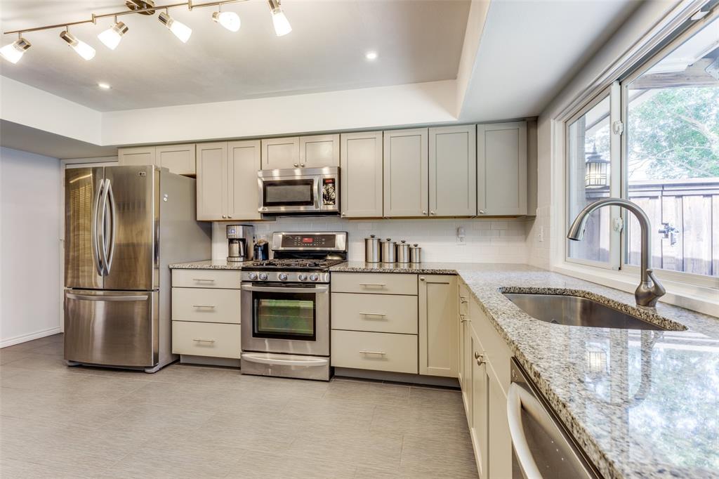 6662 Roundrock Road Dallas, TX 75248 - Photo 3 of 23