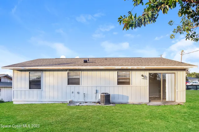 $1,610 | 339 13th Lane Southwest, Vero Beach, FL 32962