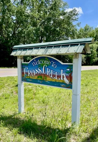 a sign broad on a wooden bench
