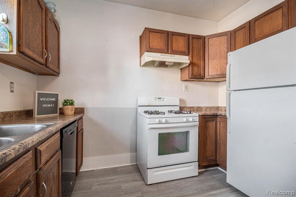 18608 Farmington Road Livonia, MI 48152 - Photo 9 of 27