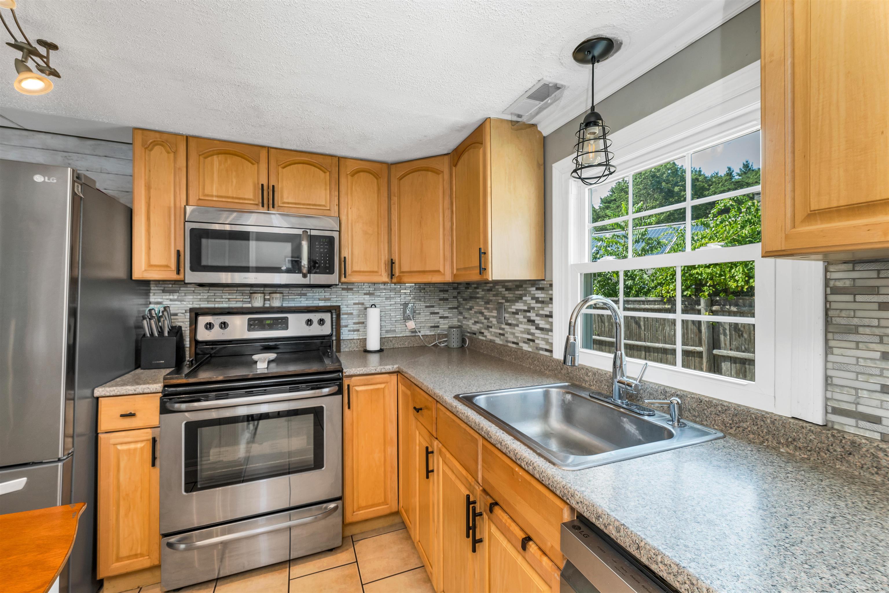 22 Berkshire Road Nashua, NH 03064 - Photo 4 of 18 Gallery Image 4