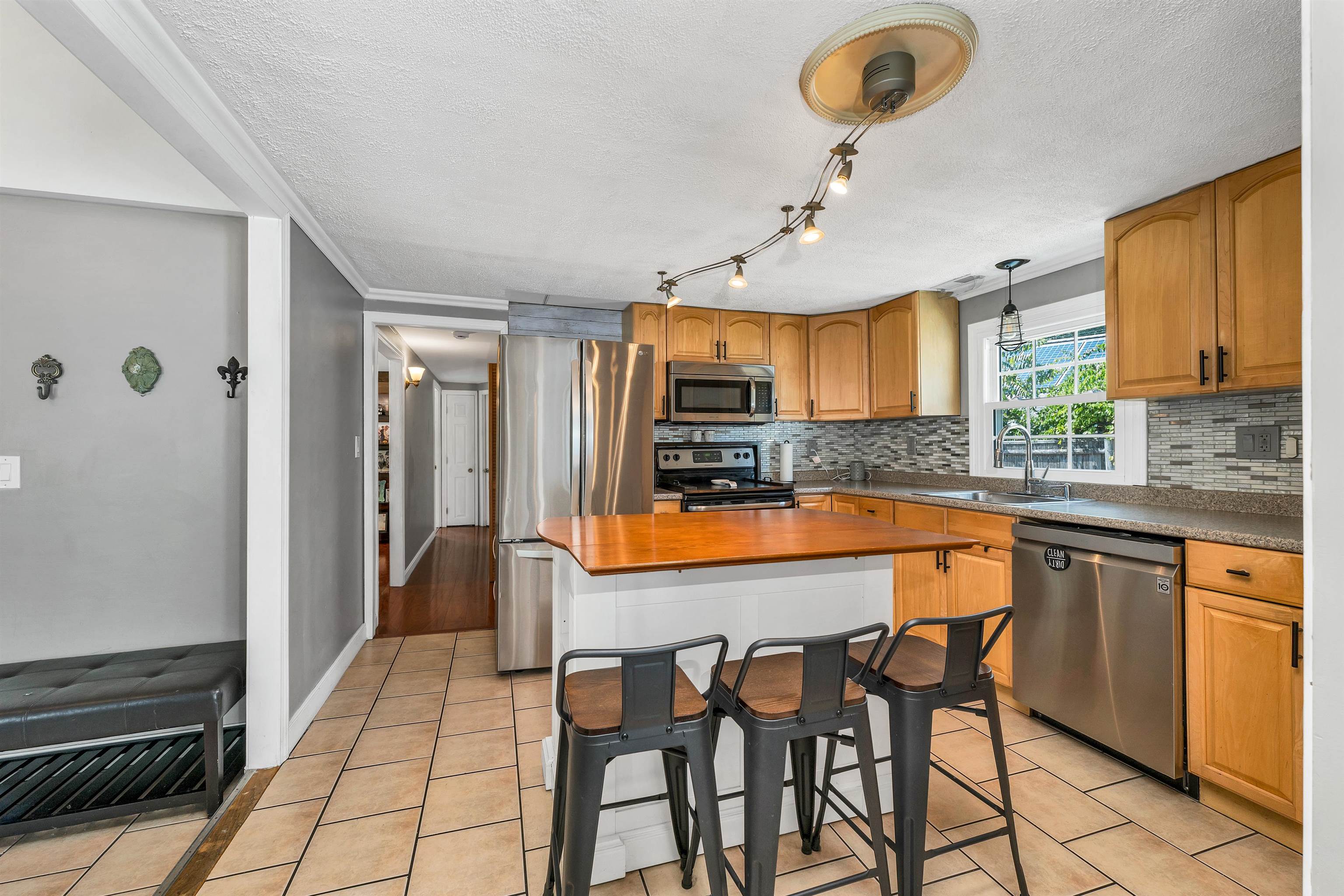 22 Berkshire Road Nashua, NH 03064 - Photo 5 of 18 Gallery Image 5