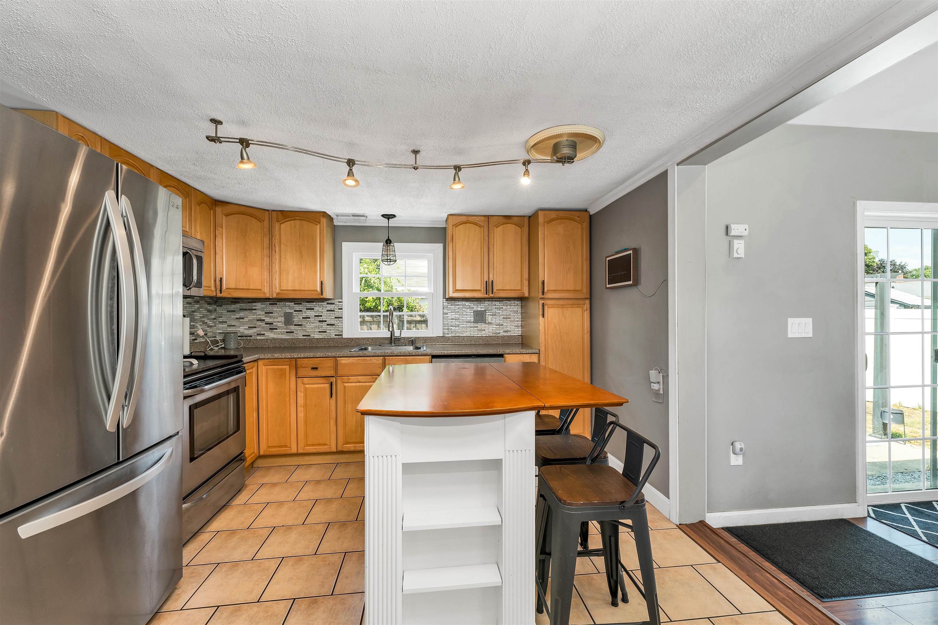 22 Berkshire Road Nashua, NH 03064 - Photo 6 of 18 Gallery Image 6