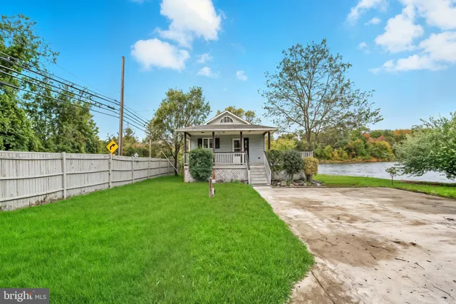 a view of a house with backyard and a tree