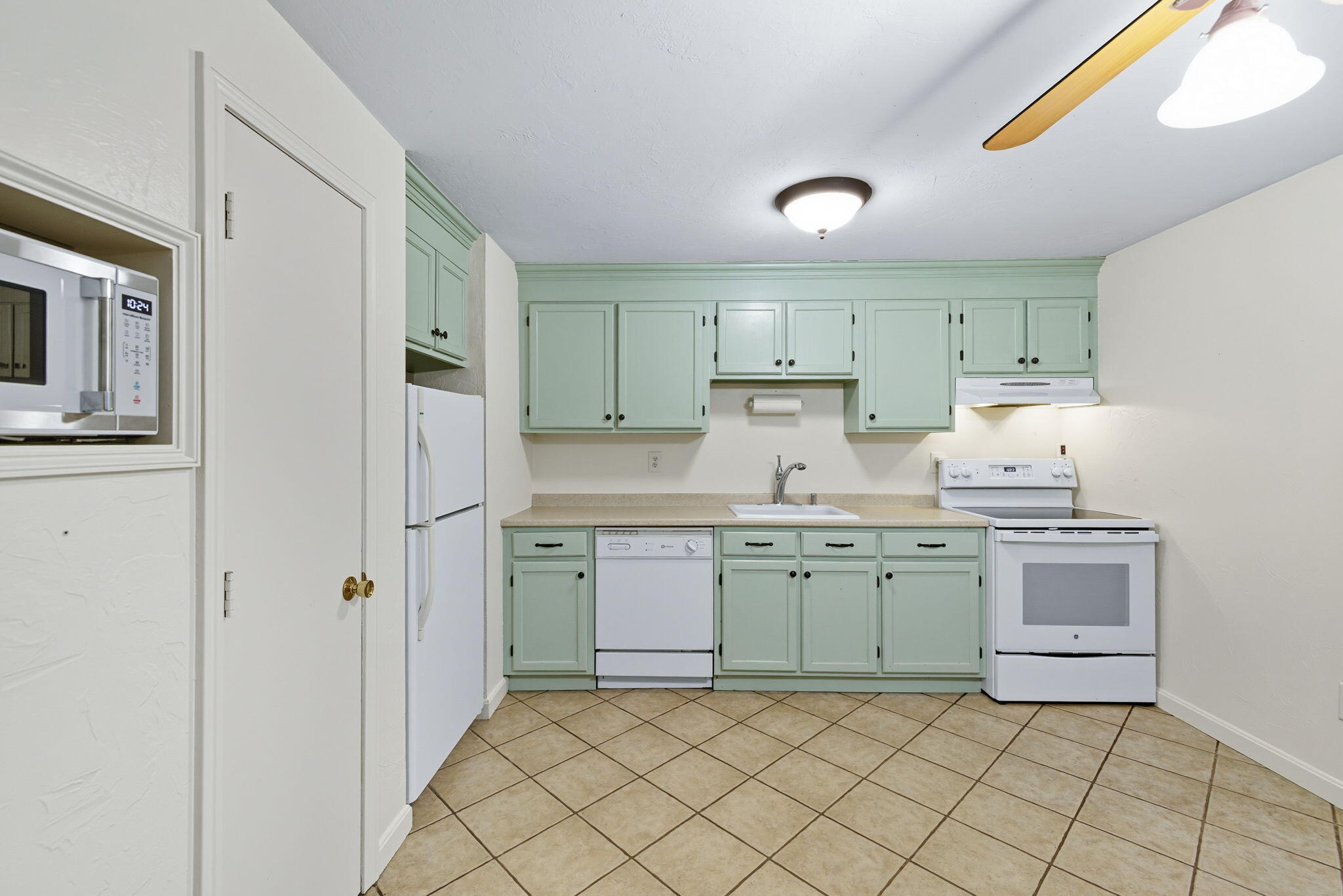 300 Falmouth Road, Unit 17B Mashpee, MA 02649 - Photo 10 of 23 IMG_0567